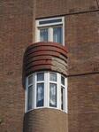 Detail blok Victorieplein noordzijde, pannen laten los en kunststof kozijnen.
<br/>
Gert-Jan Lobbes, 2015